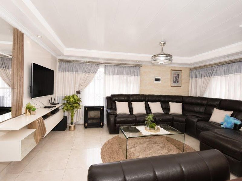 3 Bedroom, 2 Bathroom Home in Dawn Park - Photo 4