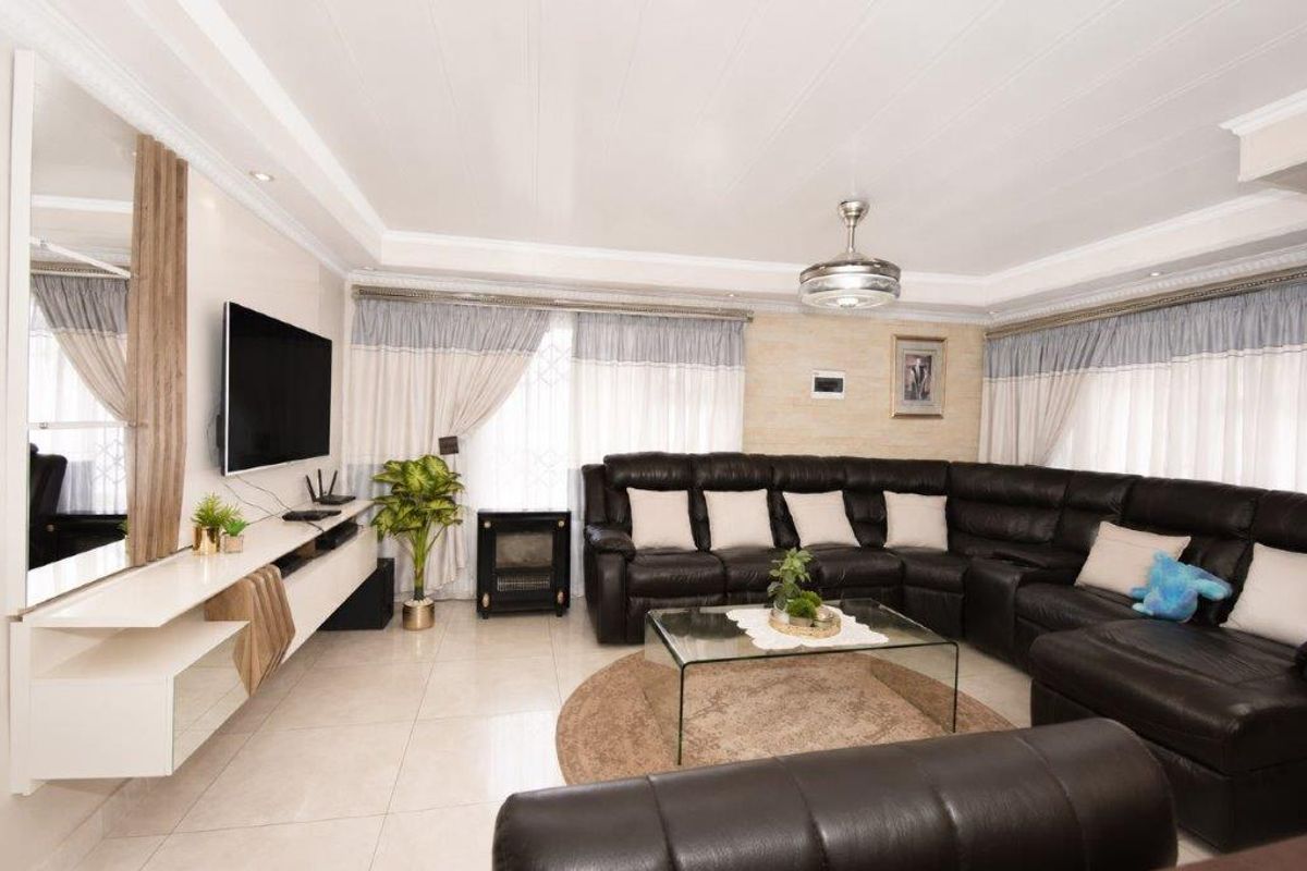 3 Bedroom, 2 Bathroom Home in Dawn Park - Photo 4