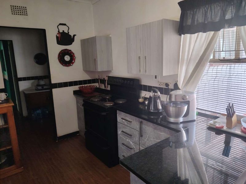4 bedroom 2 bathrrom house with 2 bedroom Cottage in enclosed area in Nimrod Park - Photo 8