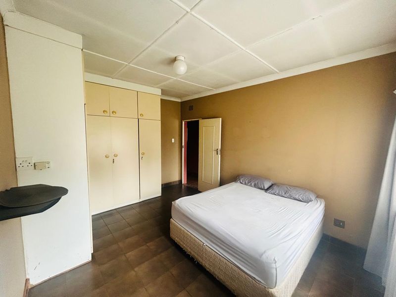 Charming 3-Bedroom Home with Luxurious Amenities - Photo 5