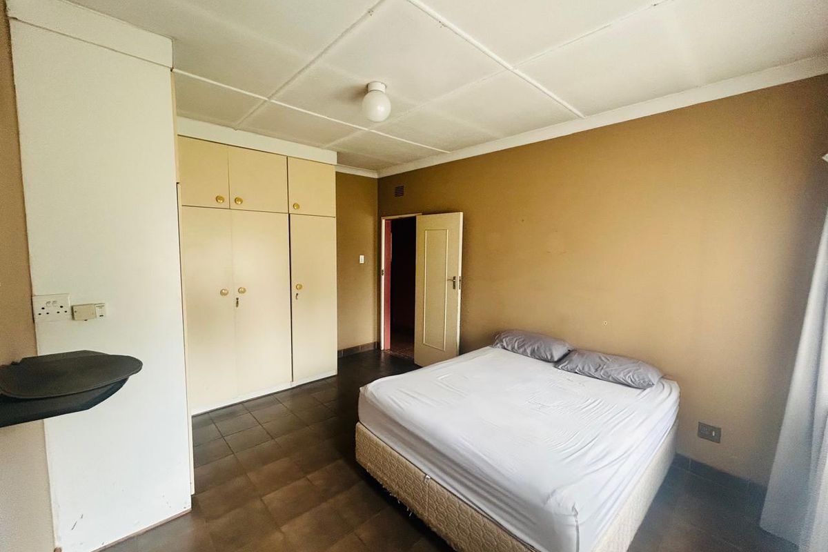 Charming 3-Bedroom Home with Luxurious Amenities - Photo 5