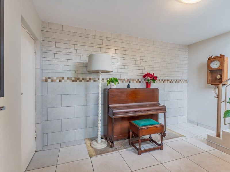 Stylish 2-Bedroom Duplex | Lock-Up-and-Go Living | Ocean Views & Stunning Sunsets - Photo 3