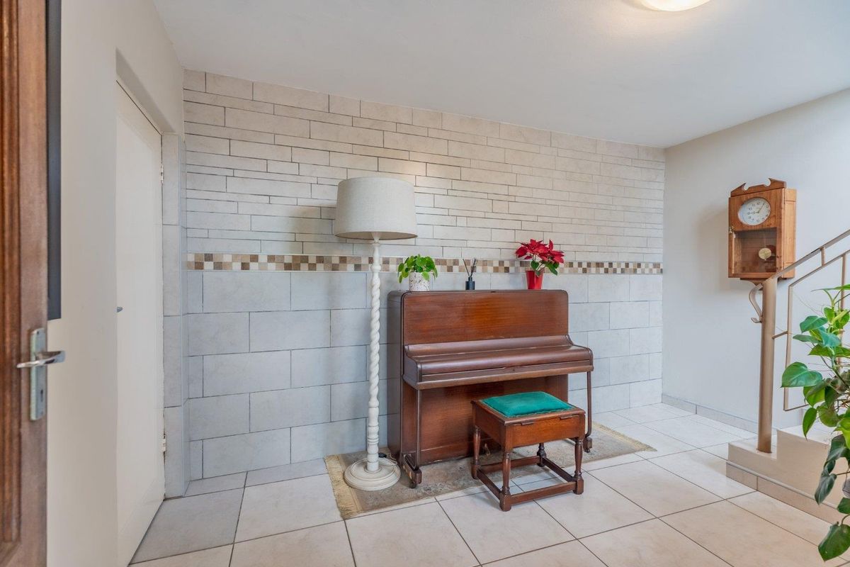 Stylish 2-Bedroom Duplex | Lock-Up-and-Go Living | Ocean Views & Stunning Sunsets - Photo 3