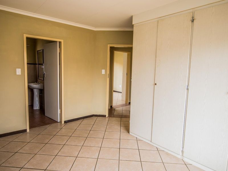 3 Bedroom Simplex with a Private Garden - Photo 10