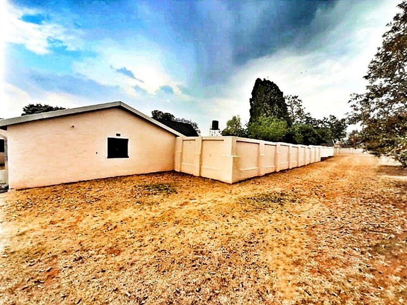 "An ideal home featuring a vast expanse of land of 2.5 Hectares" - Photo 4