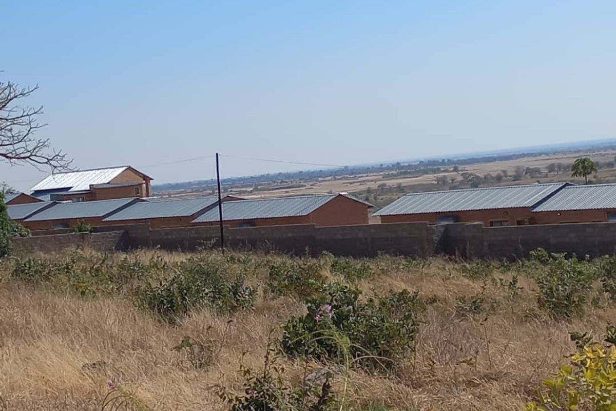 1 x 6 BEDROOM DOUBLE-STOREY HOUSE & 8 x 2 BEDROOM FLATS FOR SALE IN RUNDU: - Photo 2