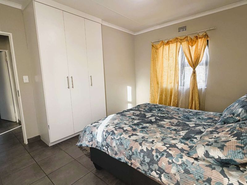 Spacious Two-Bedroom Apartment in Cussonia Central Complex - Photo 9