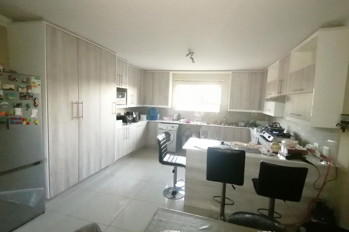 3 BEDROOM APARTMENT FOR SALE IN MOREHILL EXT 2 - Photo 3