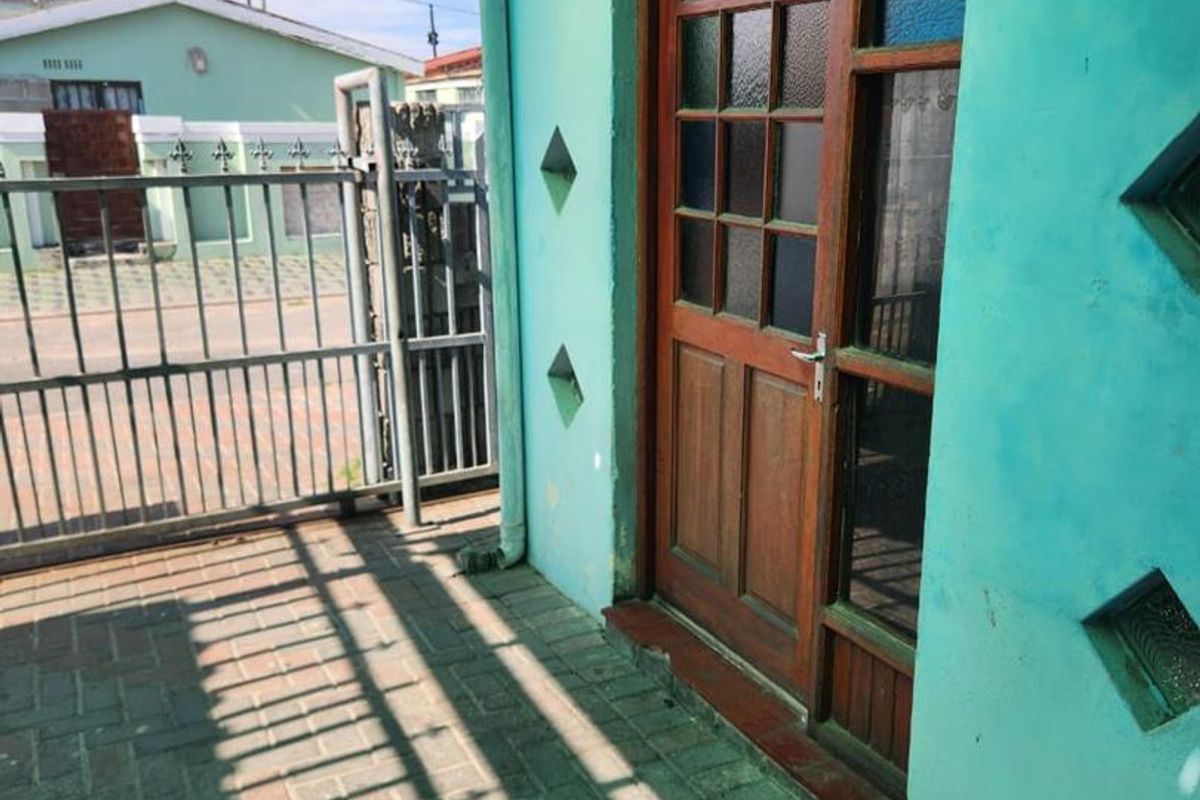 Charming 3-Bedroom Home for Sale in B Section, Khayelitsha - Photo 5