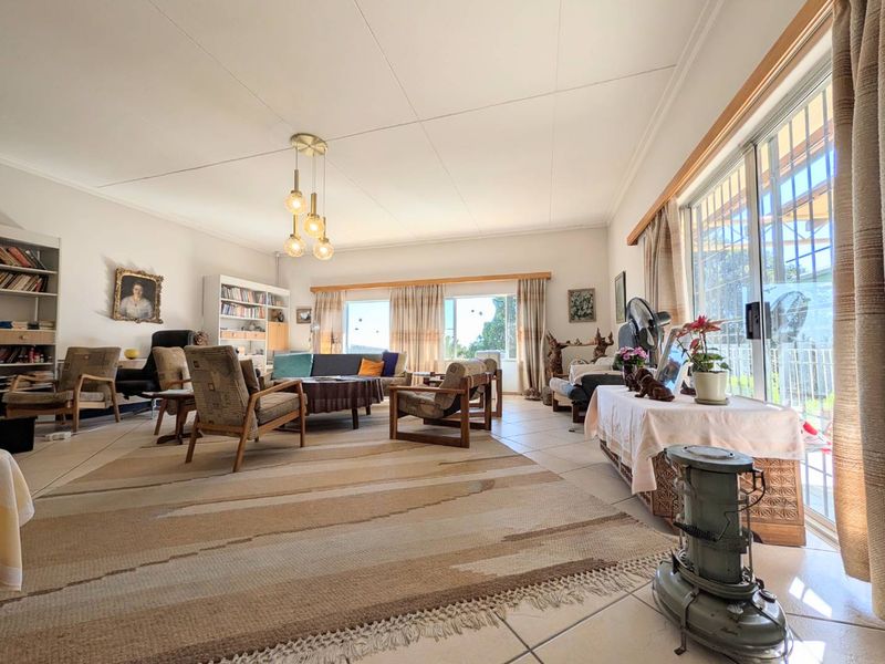 Double-storey 4 Bedroom house for sale in Klein Windhoek - Photo 8