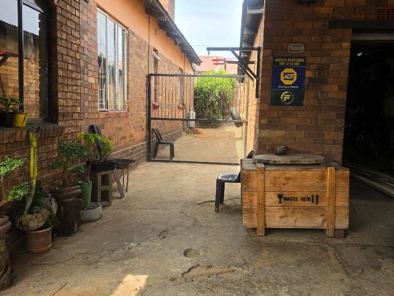 Family home in South Hills - Photo 2