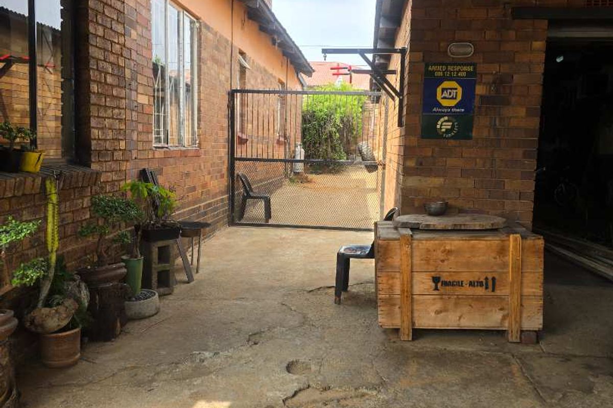 Family home in South Hills - Photo 2