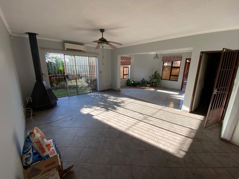 Three Bedroom Townhouse - Photo 3
