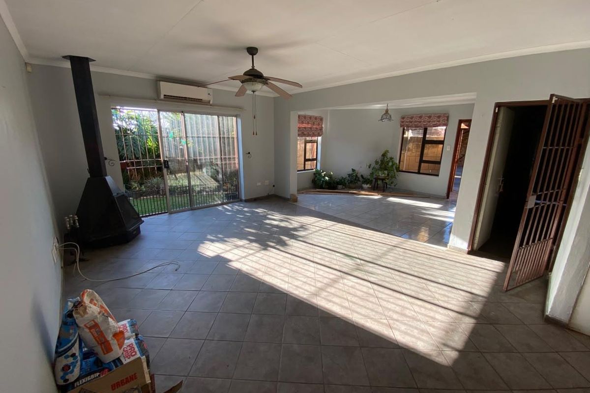 Three Bedroom Townhouse - Photo 3
