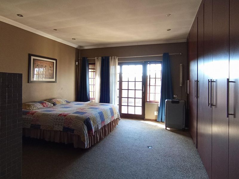 Spacious 3-Bedroom Home with Pool & Perfect Family Space - Photo 10