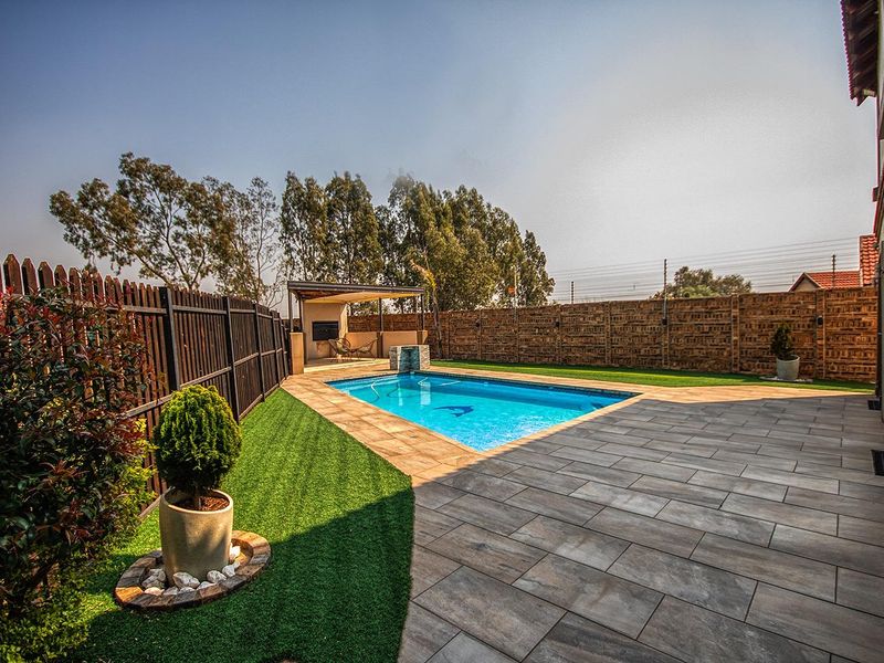 Corner double storey Meyersig Lifestyle Estate property on a big stand! - Photo 6