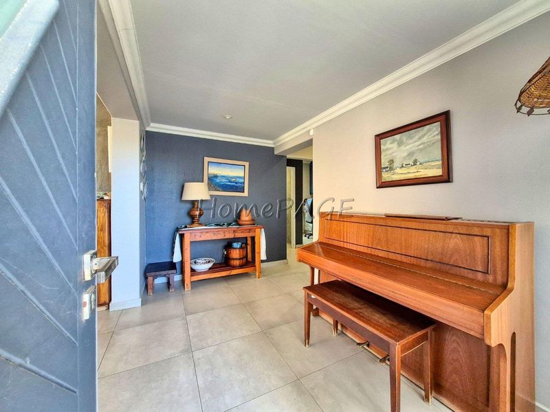 Meersig, Walvis Bay:  5 Bedr home with flat potential and pool is for Sale - Photo 5