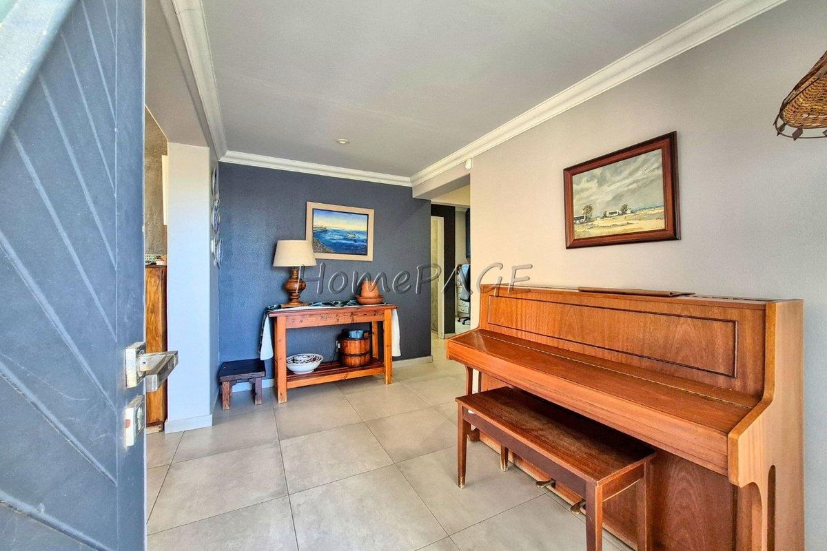 Meersig, Walvis Bay:  5 Bedr home with flat potential and pool is for Sale - Photo 5
