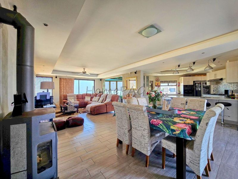 Afrodite Beach, Walvis Bay:  Upmarket 5 Bedr Multi-level home is for Sale - Photo 10