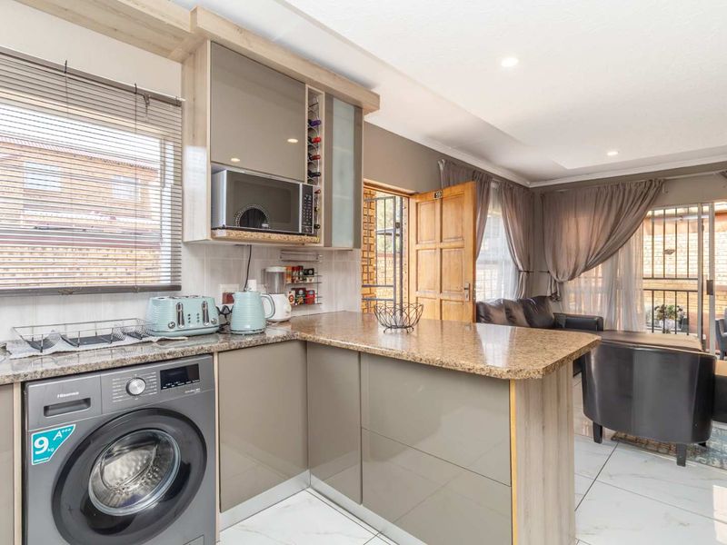Modern, Pet-Friendly 3BR Townhouse with Garage & private Garden in Honeypark - Photo 7