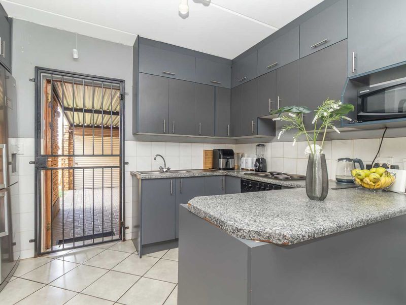 Serenity, Security, and Style in One Perfect Package. Pet-Friendly Oasis with Private Garden Awaits - Photo 9