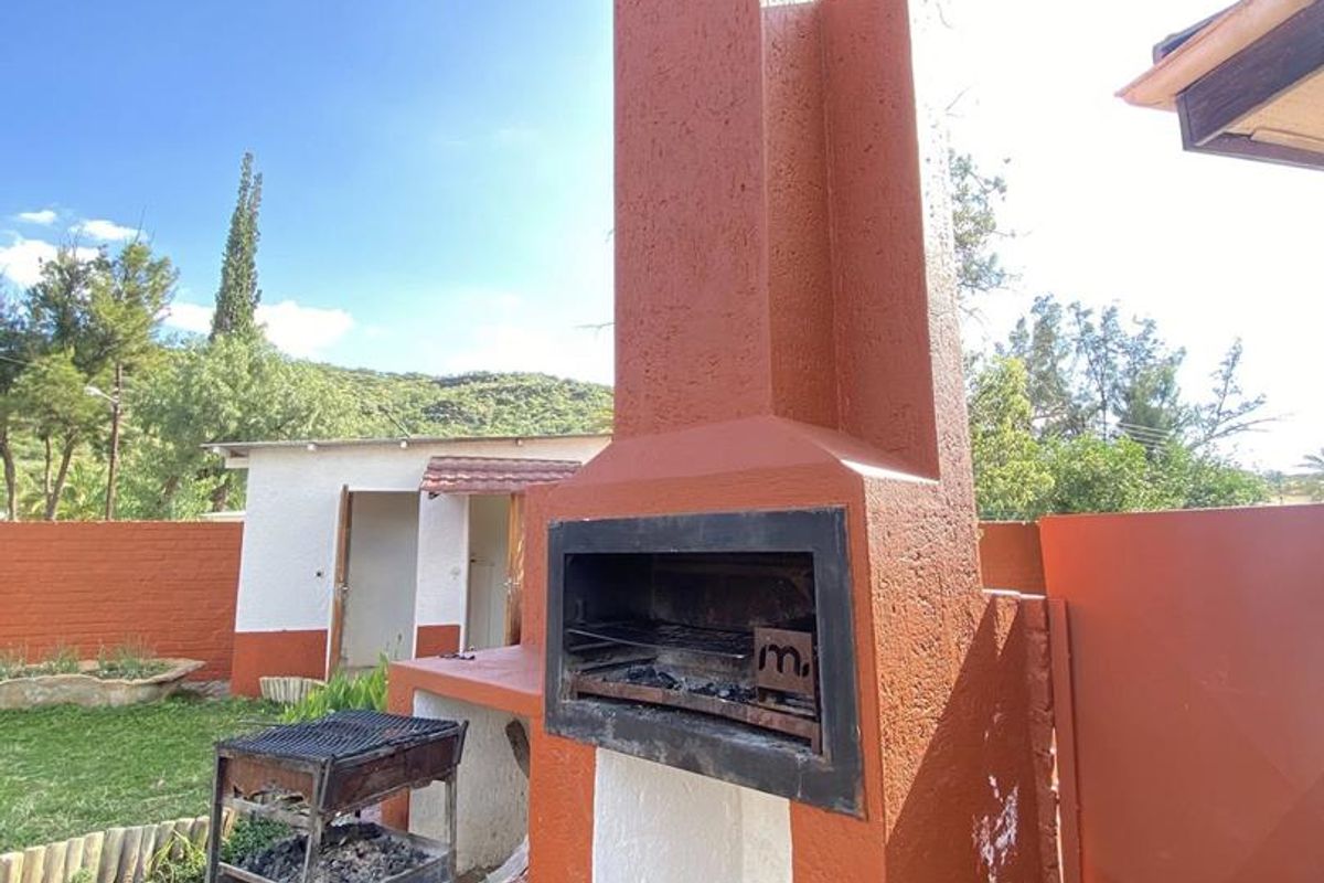 Fully Equipped Guesthouse | 16 Rooms | 2,000m2 Erf | Turn-Key & Fully Furnished - Photo 4