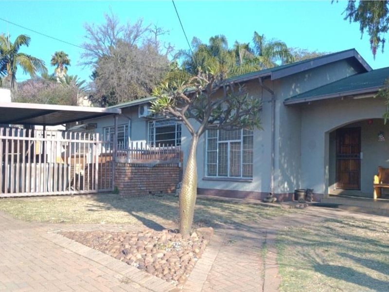 Spacious abode - Photo 2