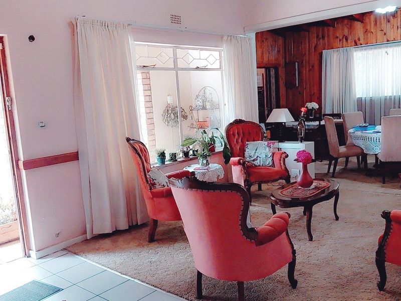 Elegant Family Home with Ample Space - Photo 4