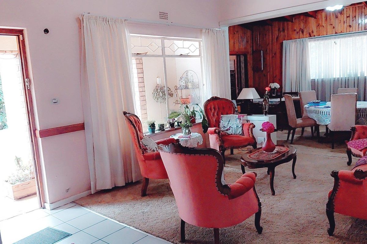 Elegant Family Home with Ample Space - Photo 4