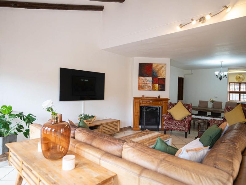 Space, Light and Comfort in a Secure Complex - Photo 6