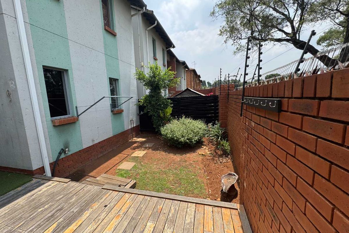 Large 3 Bed Pet Friendly Unit In a Tranquil Cul-de-Sac street! - Photo 2