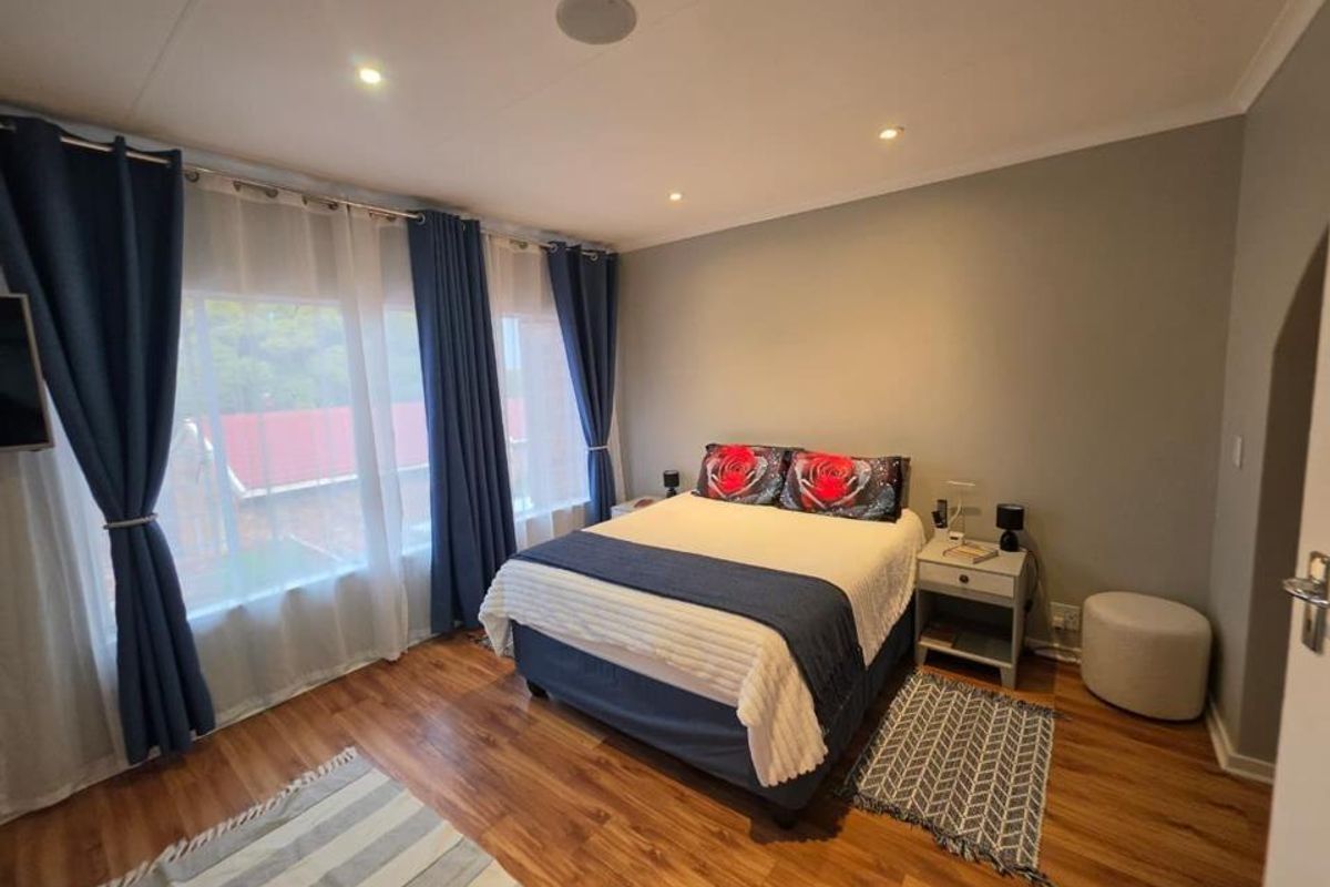 Modern 2 Bedroom Townhouse. - Photo 3