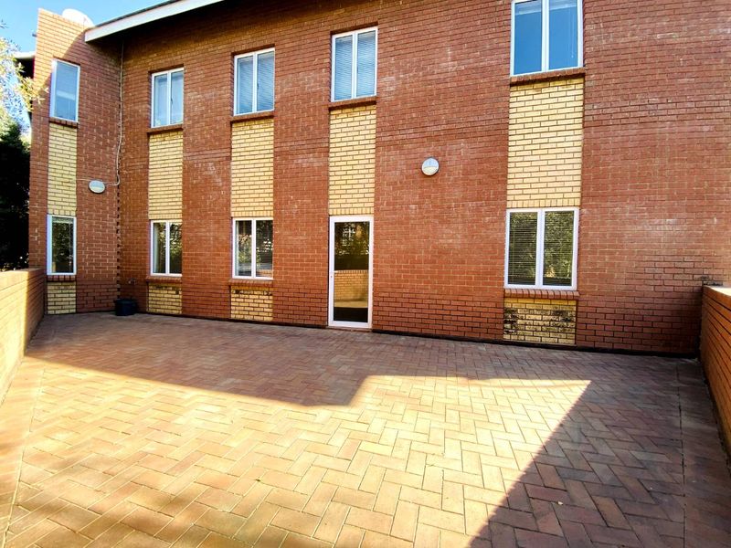 Spacious Office Unit with Large Entertainment Balcony in Fourways - Photo 2