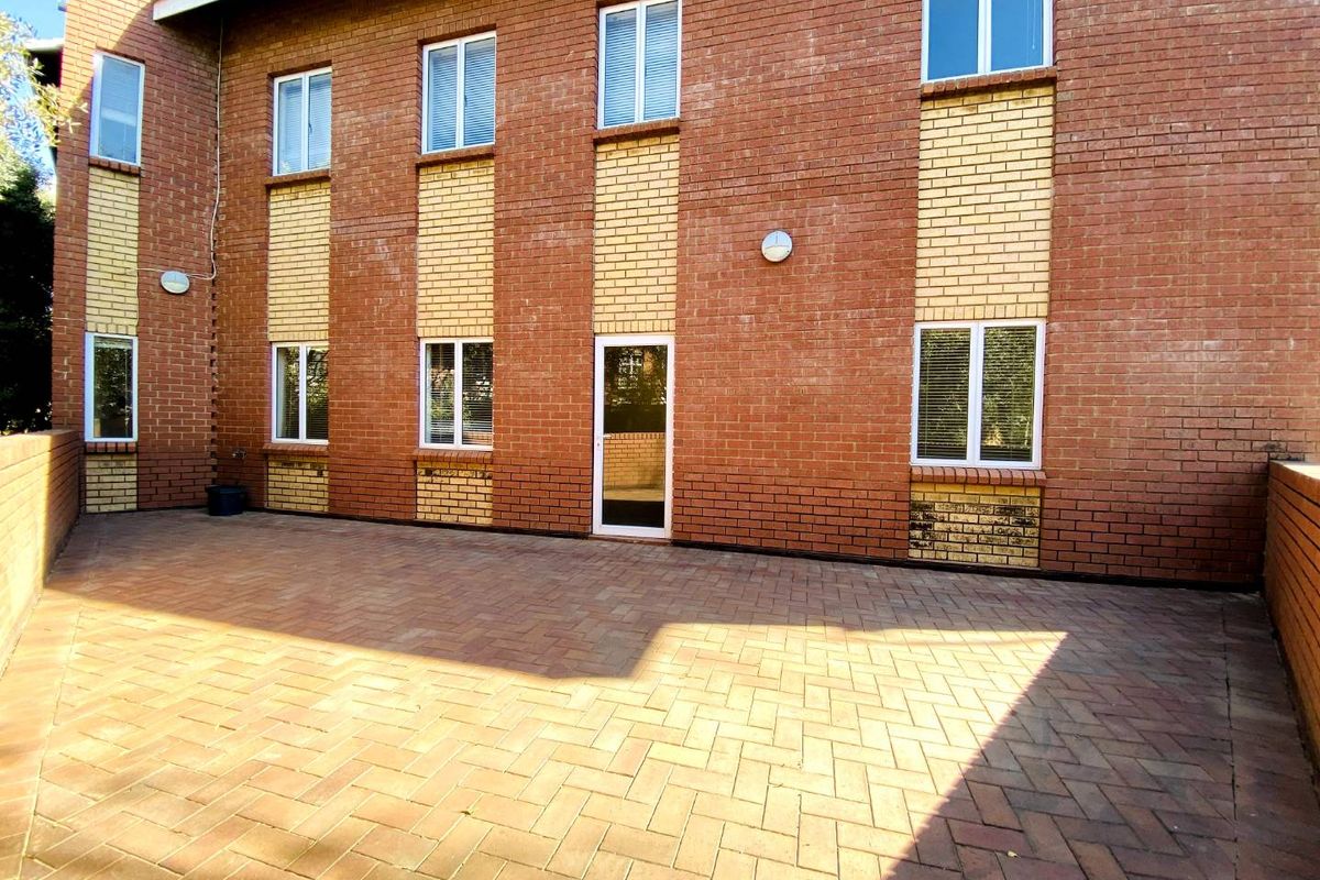 Spacious Office Unit with Large Entertainment Balcony in Fourways - Photo 2