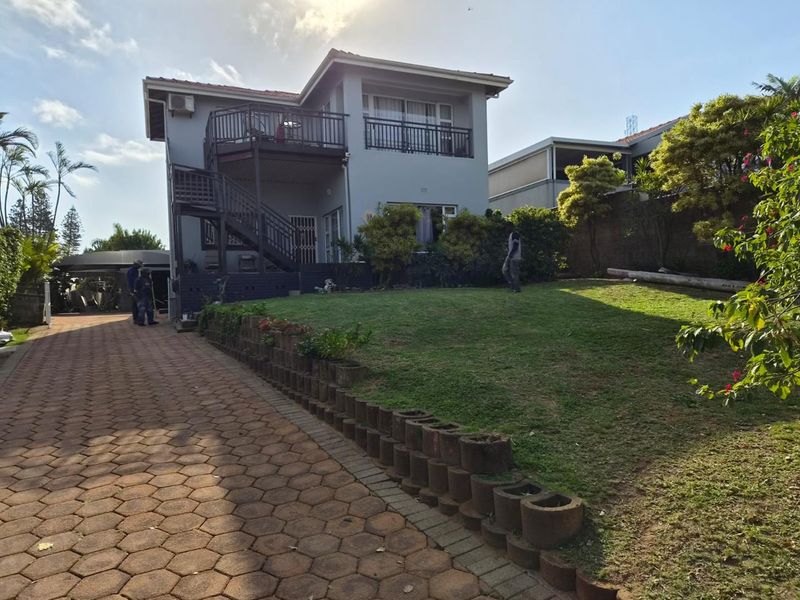 Spacious three-bedroom family home in Bluff featuring a swimming pool, lapa, and scenic garden views. Includes flatlet - Photo 2