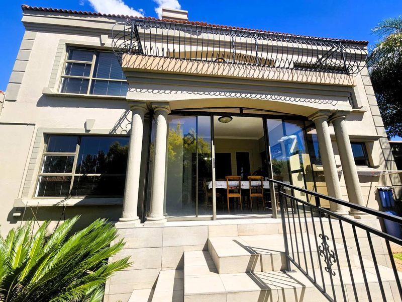 Exceptional One-of-a-Kind 3 Bedroom Townhouse in Dan Pienaar – Luxury, Space & Spectacular Views - Photo 4