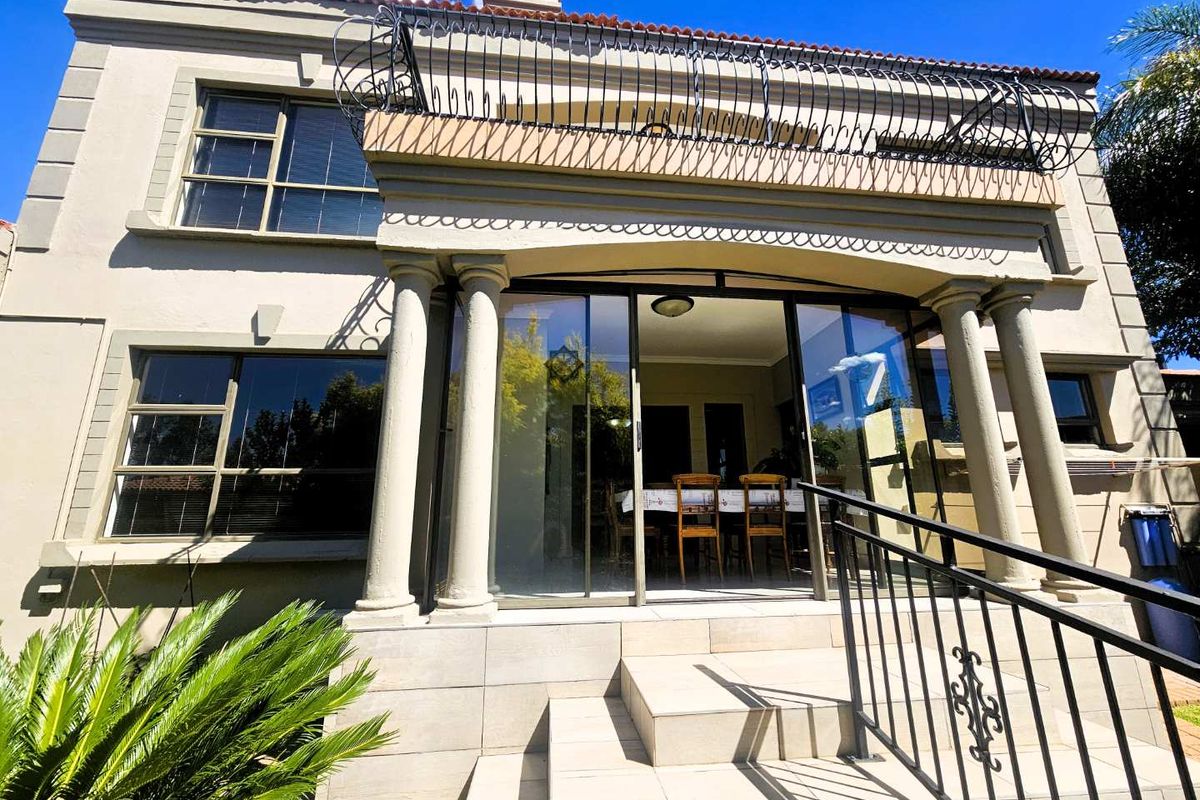 Exceptional One-of-a-Kind 3 Bedroom Townhouse in Dan Pienaar – Luxury, Space & Spectacular Views - Photo 4