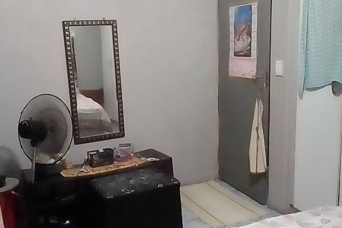 A bedroom featuring a built-in wardrobe and standard finishes, requiring cosmetic updates to enhance its appeal.