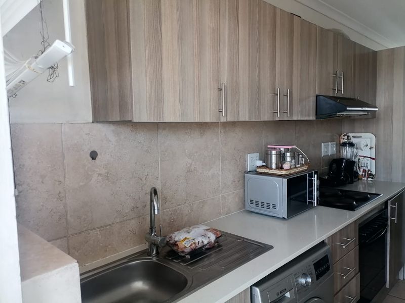 Modern 2 Bedroom Apartment - Photo 4