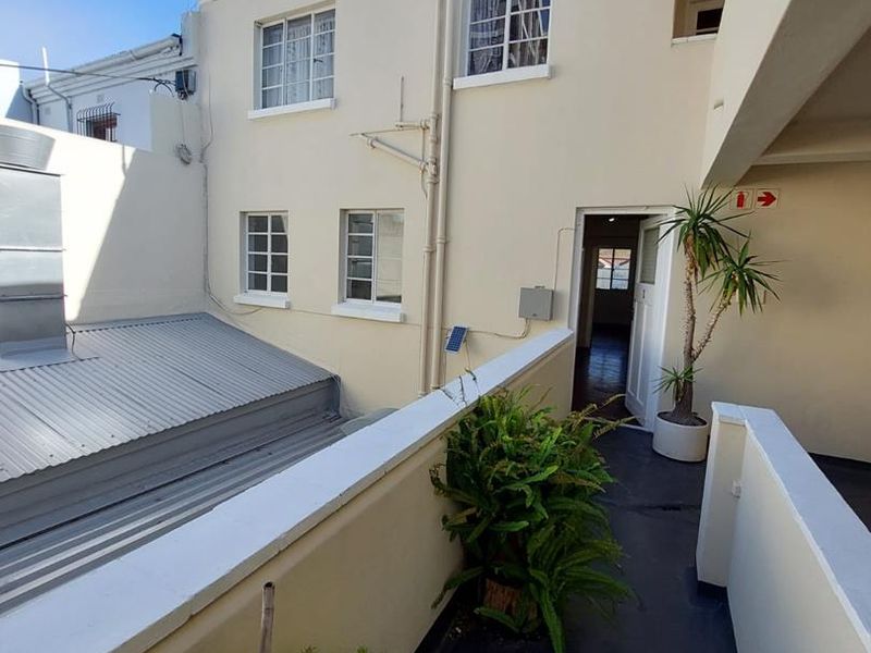 Unfurnished 3-Bedroom Apartment To Rent in Long Street! - Photo 2