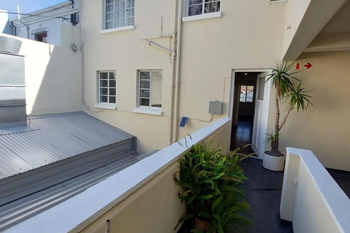 Unfurnished 3-Bedroom Apartment To Rent in Long Street! - Photo 2