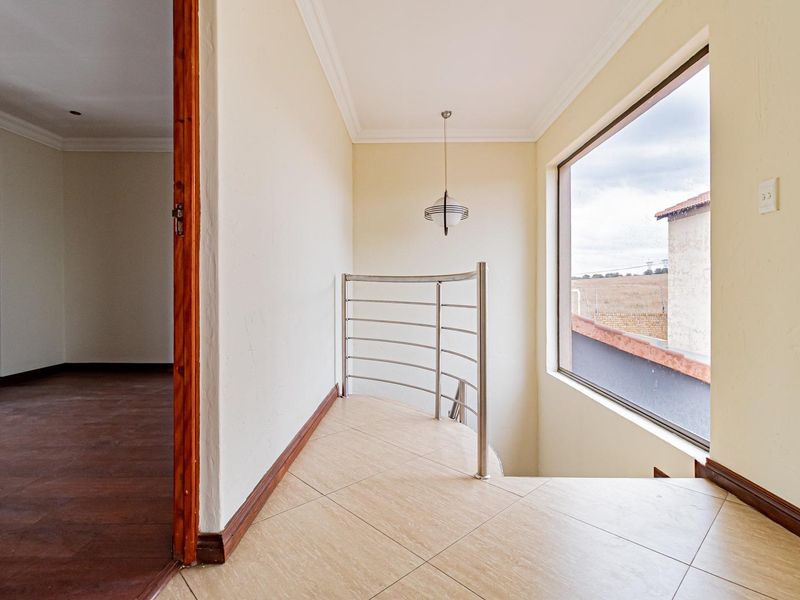 5 Bedroom Double Storey Family Home With pool,Solar & Exceptional Entertainment Spaces - Photo 9