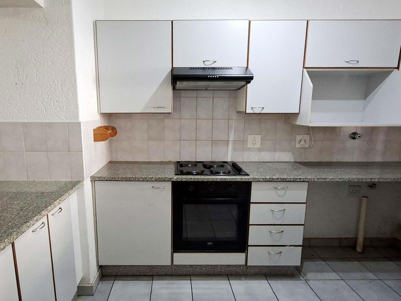 Spacious 3 bedroom, 2 bathroom, ground floor apartment available for sale in Bryanston - Photo 3