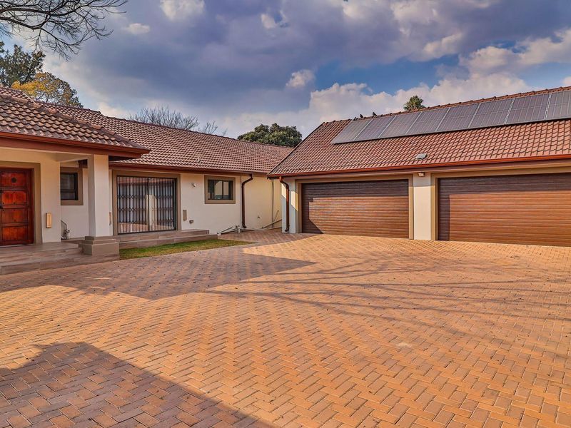 Large Home for the Extended Family with 2 Flats - Photo 2