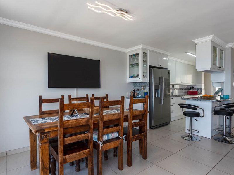 5 Bedrooms  2,5 bathrooms 1 garage, 20m to beach Sea Views - Photo 6