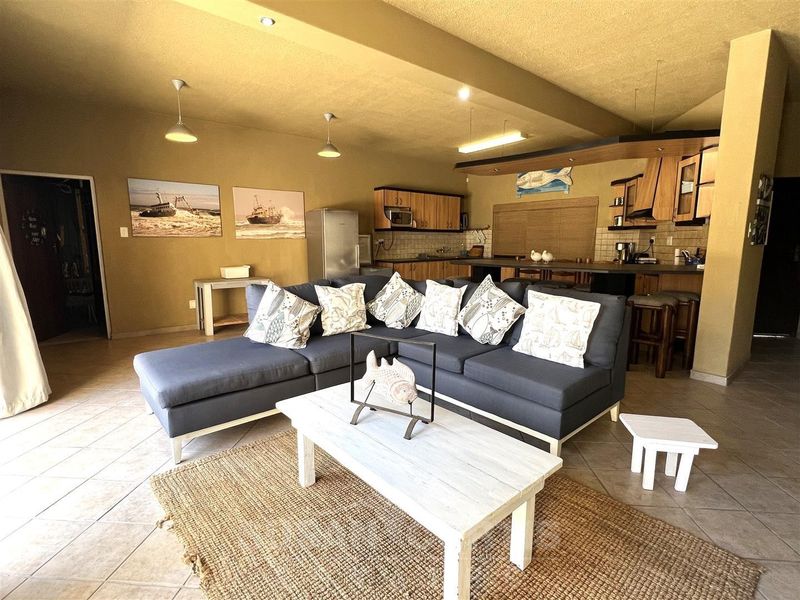 House with a spacious yard - Photo 5
