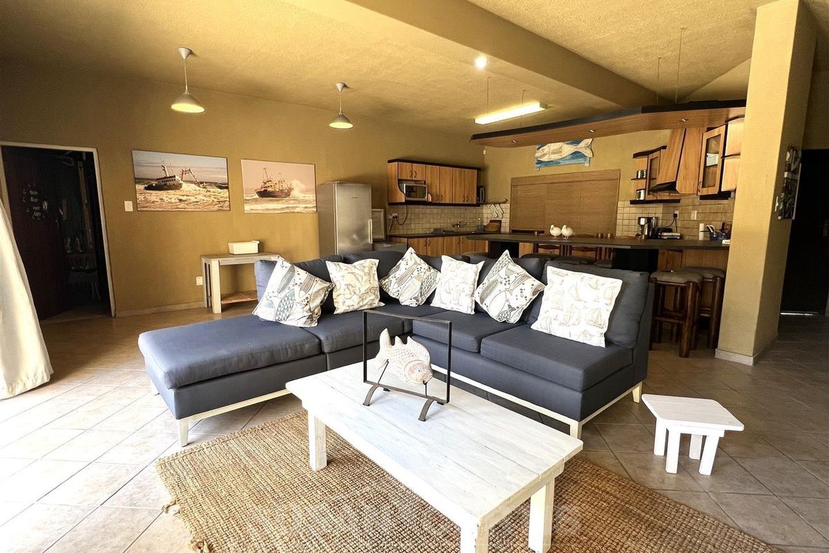 House with a spacious yard - Photo 5