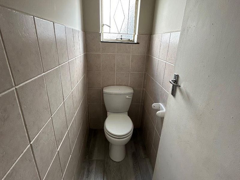 4 BEDROOM FAMILY HOME WITH BACHELOR FLAT - Photo 10