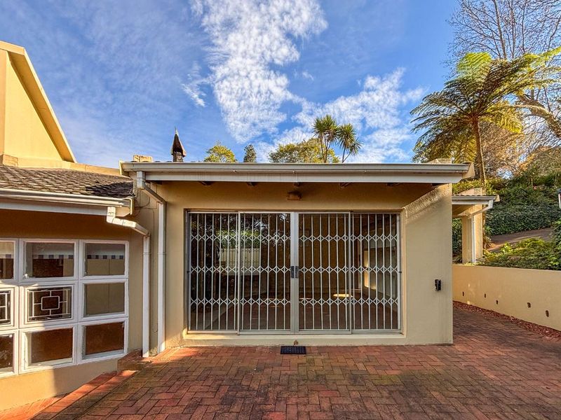Spacious 5 Bedroom Family Home on 1,910m2 in World's View, Hilton - Photo 8