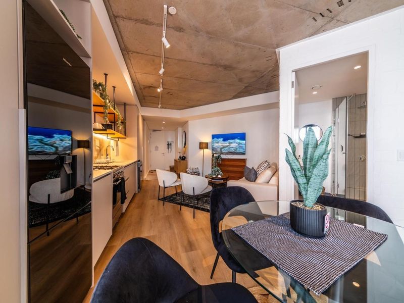 Modern Industrial-Chic Apartment with Ocean Views in Sea Point - Photo 4